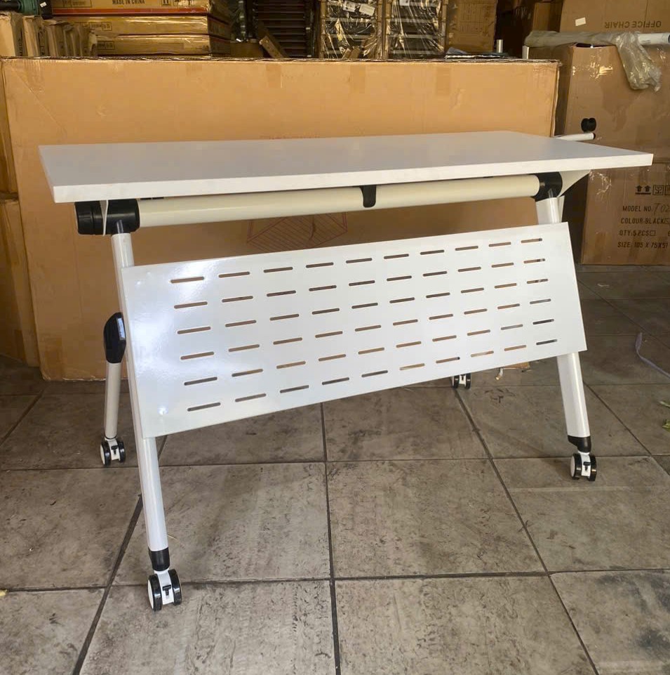 Bàn khung sắt có yếm sắt chân bánh xe BS4